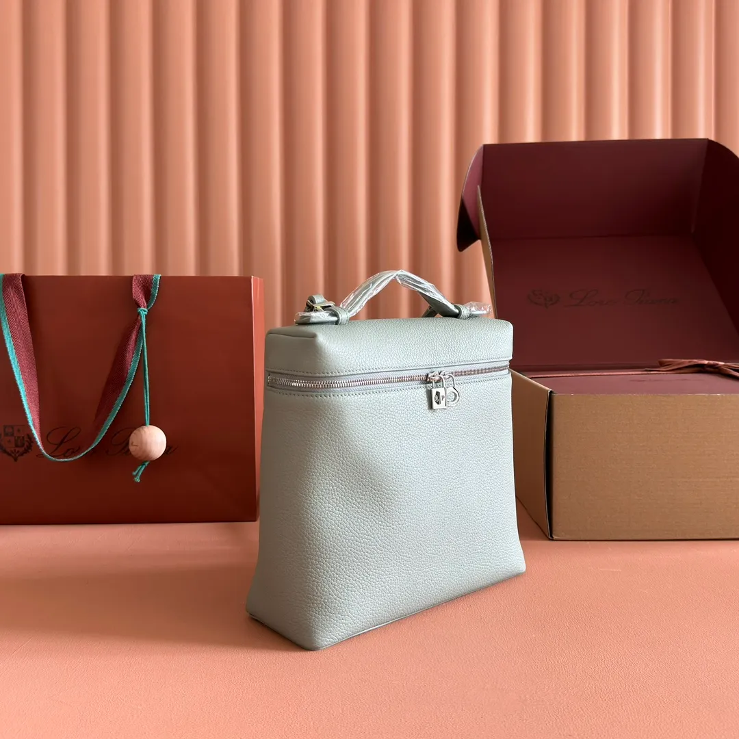 p1360💋💋💋【Original leather all-steel configuration counter complete package】Loro pianaExtra Pocket L23.5 Backpack Calfskin/Goods This Extra Pocket soft calfskin backpack has a unique trapezoidal appearance. A hint of natural grain gives the backpack character and enhances the softness of the leather. The practical design makes it the ideal accessory for busy everyday life. Dimensions: Length 21✖️Height 23.5✖️Width 8cm Dimensions are measured manually, please understand if there are slight errors Leather handle with shoulder strap Two-way zipper closure, zipper pull embellished with MY Charms pendant